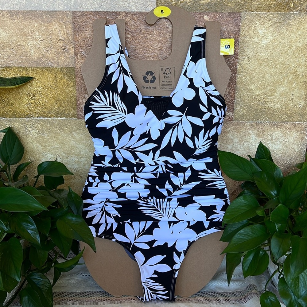 NEW Lands’ End One-Piece Women’s Black/White Floral Swimsuit UPF 50, Size Small - Picture 1 of 6